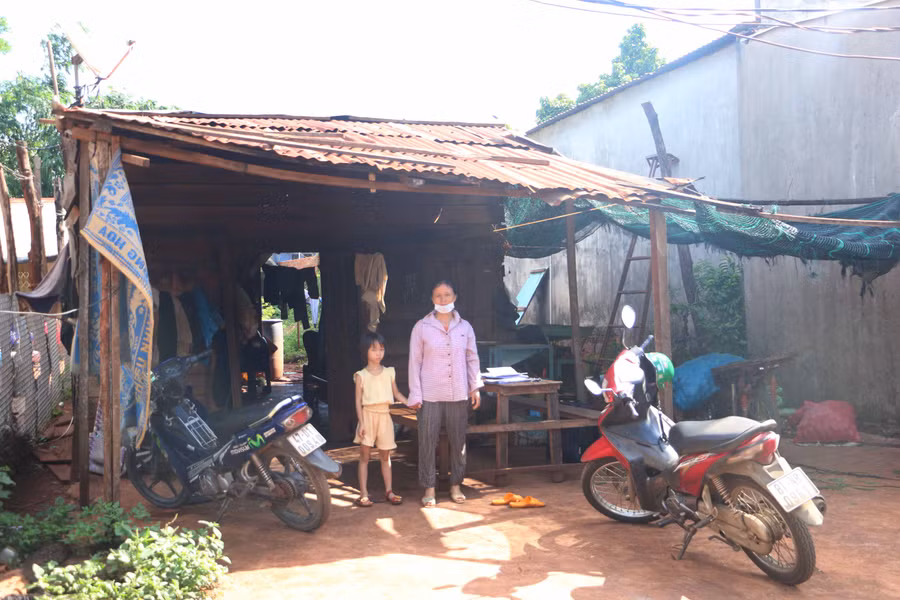 Gia đình bà Nguyễn Thị Tuyết Mai hiện phải sống trong ngôi nhà tạm bợ. Ảnh: Quang Tấn