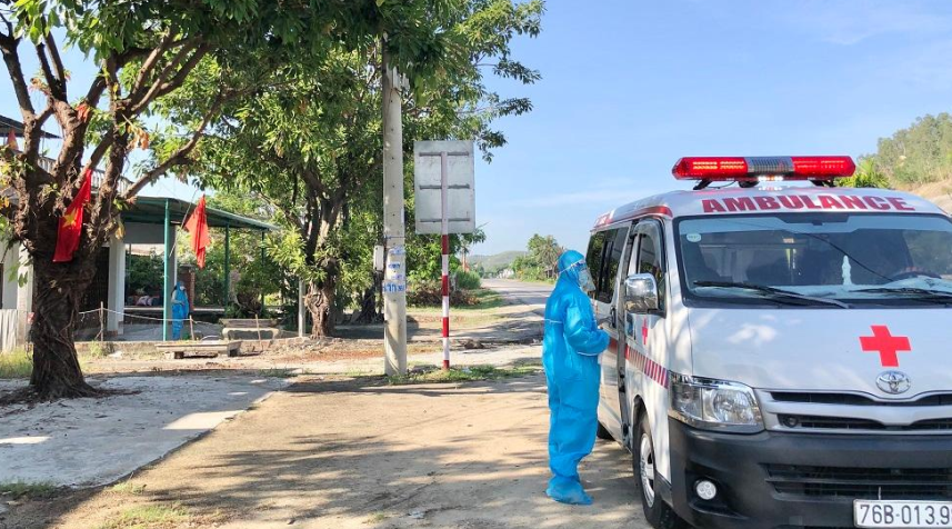 Tổ chức đưa người các F1 đi cách ly tập trung- ẢNH: T.PHƯƠNG Tổ chức đưa người các F1 đi cách ly tập trung- ẢNH: T.PHƯƠNG