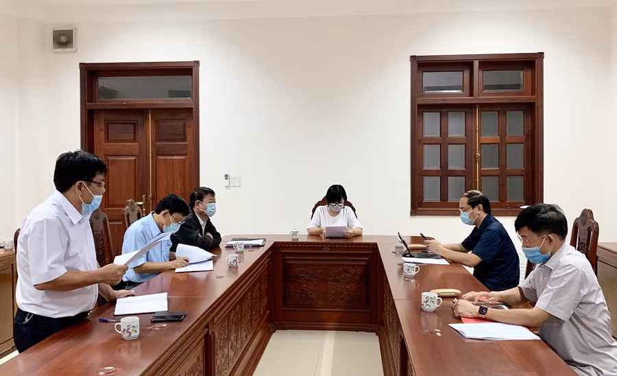  Ngay trong đêm 21-6, sau khi phát hiện thêm trường hợp dương tính với SARS-CoV-2, thường trực Ban Chỉ đạo phòng-chống dịch Covid-19 tỉnh Gia Lai tiến hành họp khẩn triển khai cấp bách các biện pháp phòng-chống. Ảnh: Như Nguyện