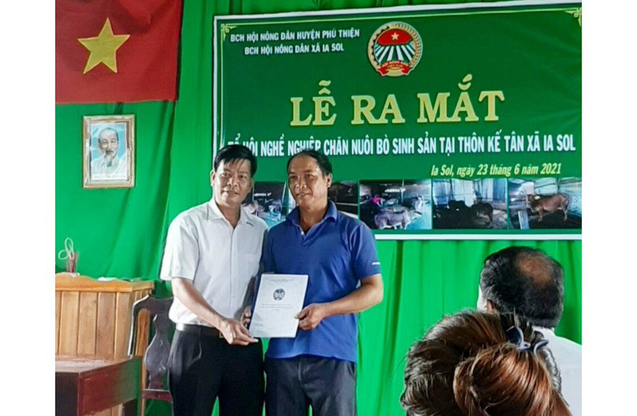  Chủ tịch Hội Nông dân xã trao quyết định thành lập Tổ hội chăn nuôi bò sinh sản thôn Kế Tân. Ảnh: Vũ Chi