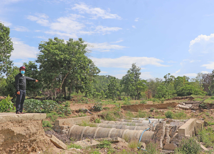 Hệ thống cống thoát nước ngang vào làng Hrách, xã Đak Kơ Ning, huyện Kông Chro bị lũ cuốn phần mặt đường, hai bên cánh cống hư hỏng nghiêm trọng. Ảnh Ngọc Minh