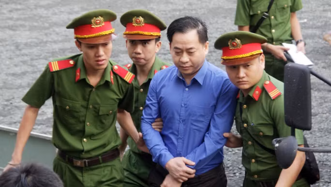 Bị cáo Phan Văn Anh Vũ được dẫn đến tòa trong một vụ án khác - Ảnh: Phạm Dũng