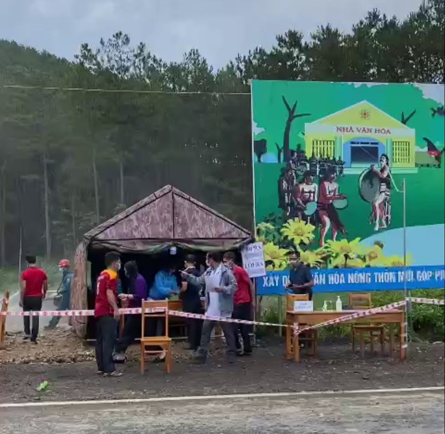 Chốt kiểm soát dịch Covid-19 trên QL27C ở H.Lạc Dương. ẢNH: LÂM VIÊN