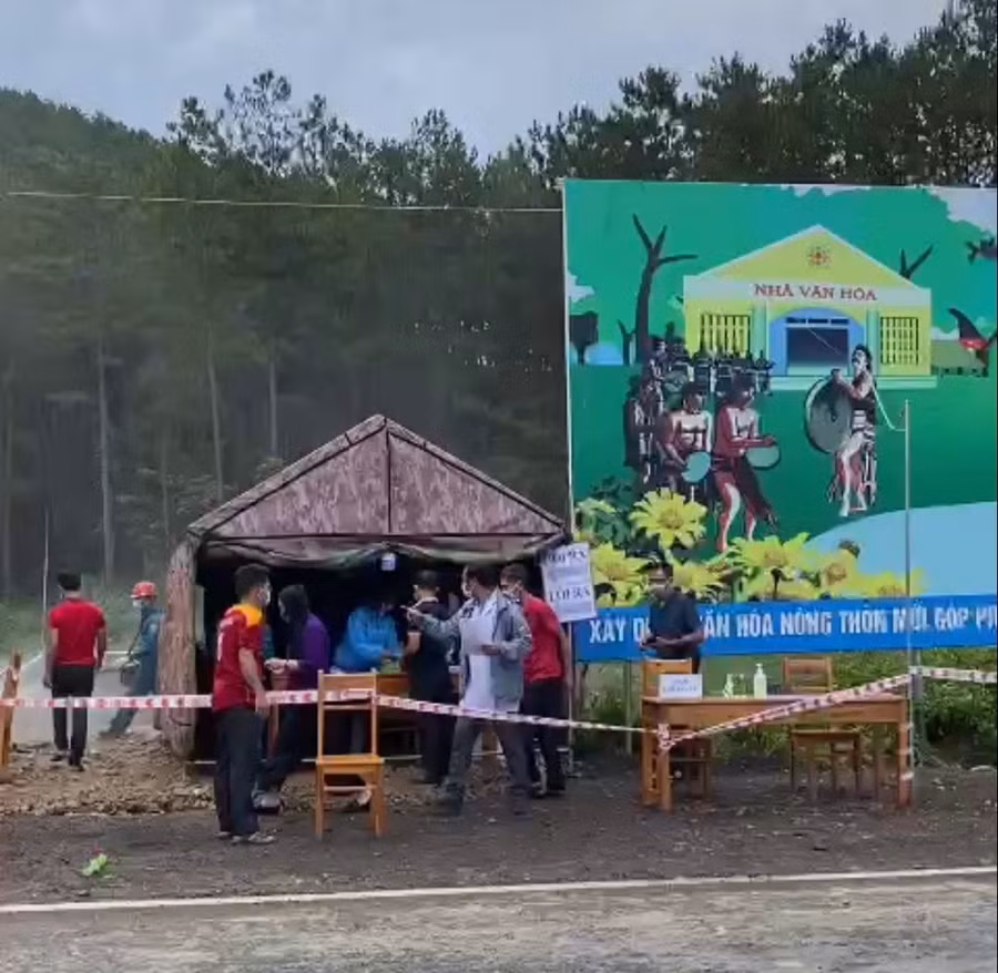 Chốt kiểm soát dịch Covid-19 trên QL27C ở H.Lạc Dương. ẢNH: LÂM VIÊN