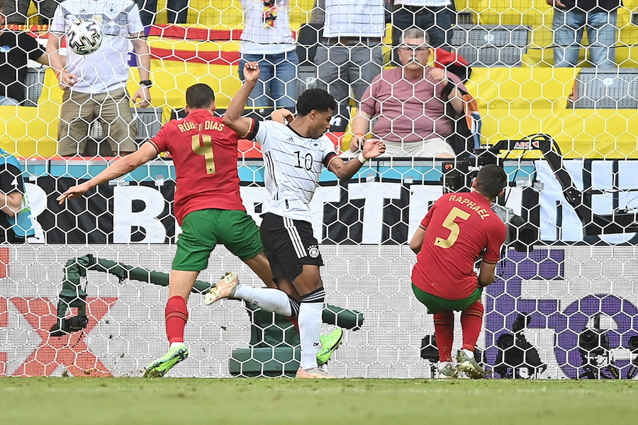 Pha phản lưới nhà thứ 2 của tuyển Bồ Đào Nha trong hiệp 1 trận gặp Đức. Ảnh: AFP