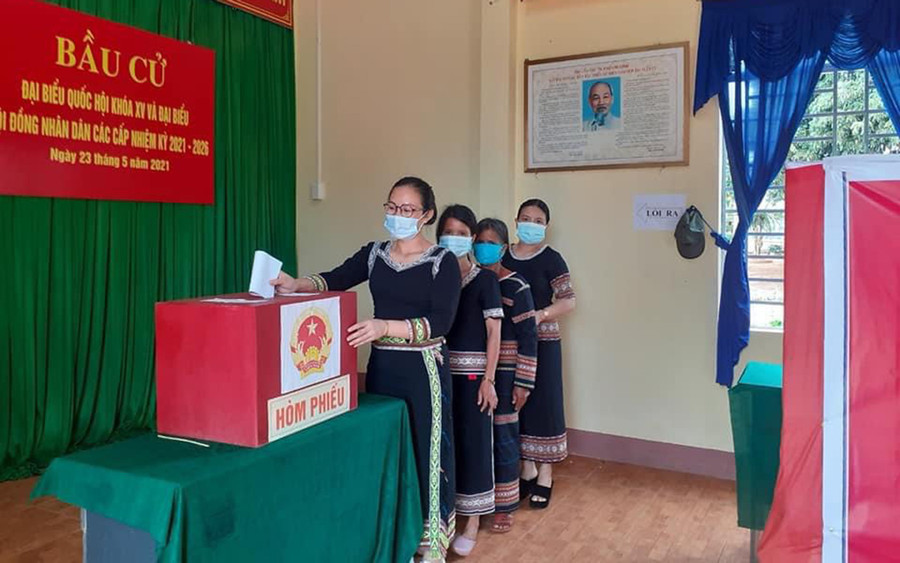 Cử tri làng Ia Lang (phường Chi Lăng, TP. Pleiku) tham gia bầu cử tại khu vực bỏ phiếu số 2 của phường. Ảnh: Thanh Nhật Cử tri làng Ia Lang phường Chi Lăng đi bầu cử tại khu vực bỏ phiếu số 2 của phường. Ảnh: Thanh Nhật