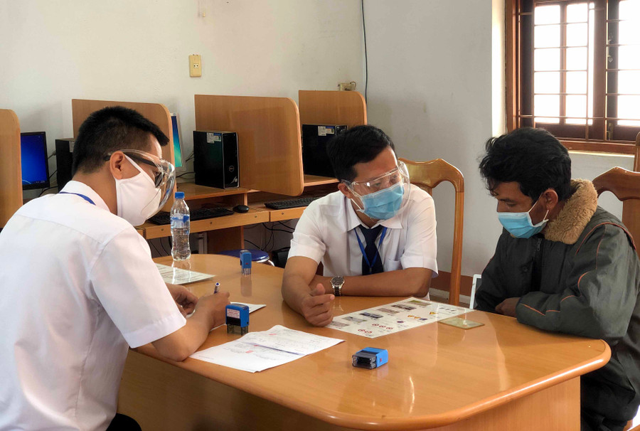 Sát hạch viên thực hiện sát hạch lý thuyết theo hình thức vấn đáp trực tiếp để cấp giấy phép lái xe hạng A4 cho học viên không biết đọc, biết viết. Ảnh Lê Hòa