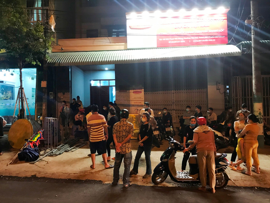 Đông đảo người dân đến chia buồn cùng gia đình cháu Tâm. Ảnh: Văn Ngọc Đông đảo người thân đến chia buồn cùng gia đình cháu Tâm. Ảnh: Văn Ngọc