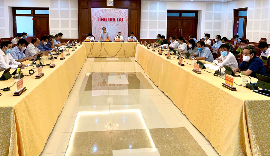 Quang cảnh Hội nghị trực tuyến nghe báo cáo kết quả đánh giá chỉ số năng lực cạnh tranh cấp sở, ngành, địa phương (DDCI) và kế hoạch nâng cao chỉ số năng lực cạnh tr (1)