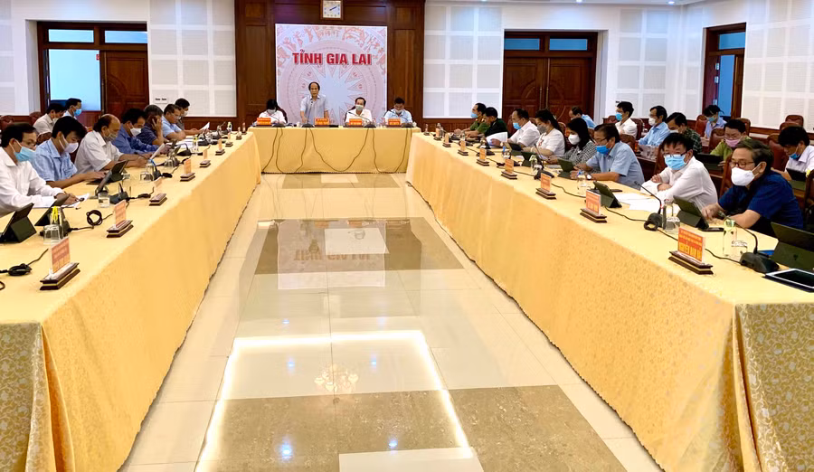 Quang cảnh Hội nghị trực tuyến nghe báo cáo kết quả đánh giá chỉ số năng lực cạnh tranh cấp sở, ngành, địa phương (DDCI) và kế hoạch nâng cao chỉ số năng lực cạnh tr (1)