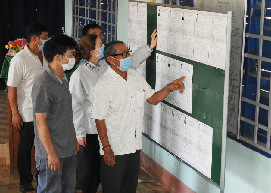  Cử tri xã Đak Yă huyện Mang Yang xem tiểu sử người ứng cử đại biểu HĐND các cấp. Ảnh: Thanh Nhật
