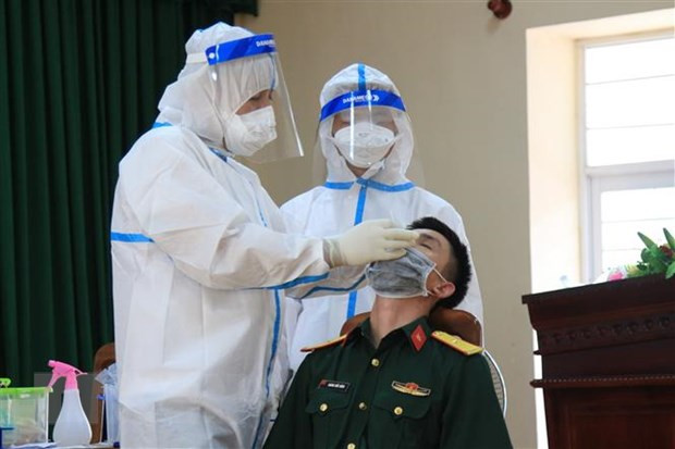 Nhân viên y tế lấy mẫu xét nghiệm sàng lọc virus SARS-CoV-2. (Nguồn: TTXVN)