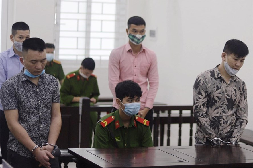 Bị cáo Lê Văn Anh (hàng đầu, bên phải) và tên trộm bị chém suýt chết tên Dũng (hàng đầu bên trái) nghe toà tuyên án. Ảnh: V.Dũng