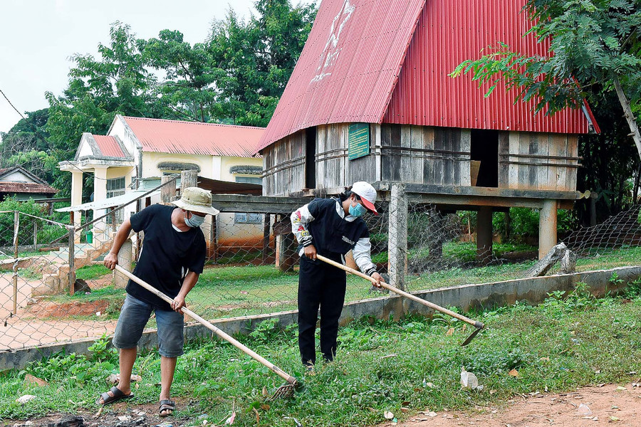 Vào ngày thứ bảy hàng tuần bà con trong làng tích cực thu gom rác thải để tạo cảnh quan môi trường nơi ở sạch đẹp.