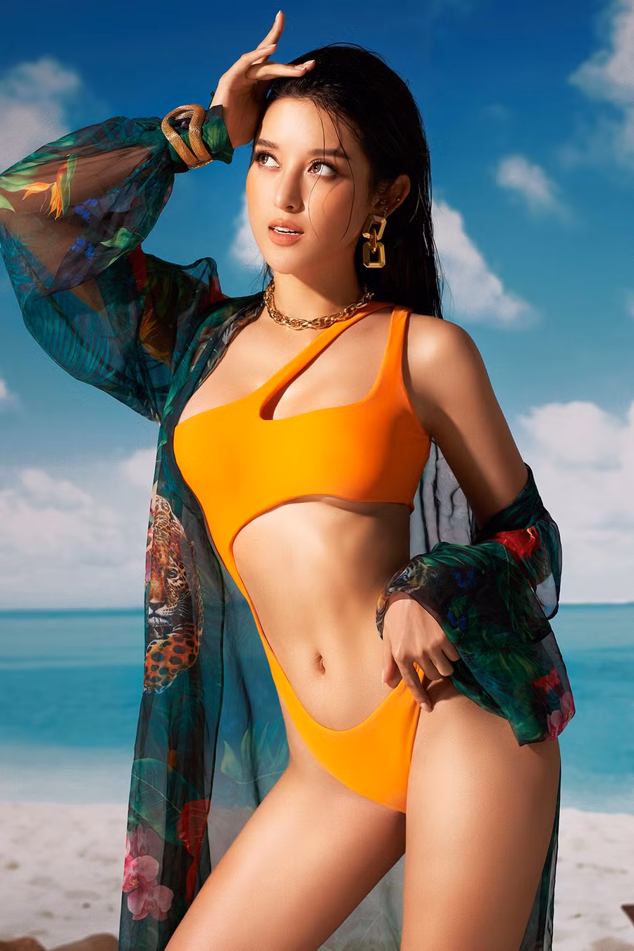 Trước đó, cô từng trải qua thời gian giảm cân không phù hợp dẫn đến hậu quả là bị rụng tóc, thay đổi nội tiết tố. Chính vì thế, người đẹp khuyên mọi người không nên ép cân trong thời gian ngắn - như chỉ uống nước, không ăn gì trong một tuần, điều này ảnh hưởng nặng nề đến sức khỏe và cả tinh thần. Mỹ nhân gốc Hà Nội chia sẻ: “Mỗi người nên học cách yêu thương bản thân, lắng nghe tiếng nói của cơ thể và không nên quá khắt khe trong chuyện giảm cân”. ẢNH: NVCC