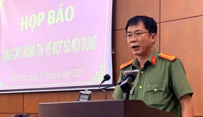 Đại tá Hồ Quang Thắng phát biểu tại buổi họp báo. ẢNH: THANH QUÂN