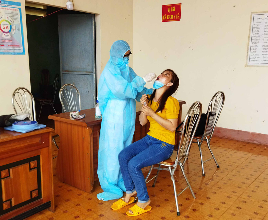 Lấy mẫu bệnh phẩm xét nghiệm tại khu cách ly. Ảnh: Nguyễn Dung Lấy mẫu bệnh phẩm xét nghiệm tại khu cách ly. Ảnh: Nguyễn Dung