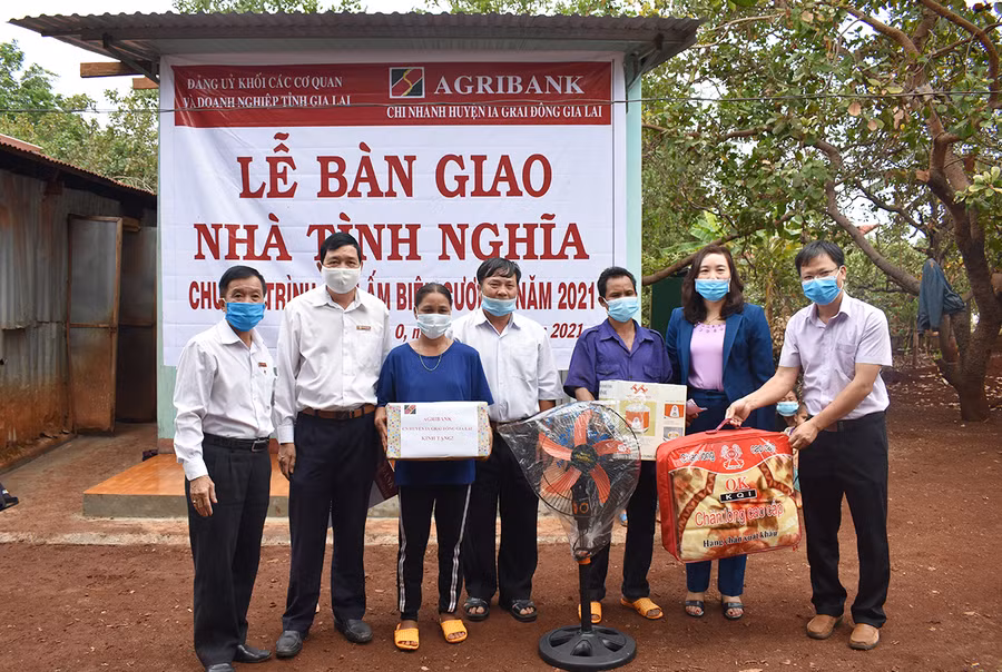 Đảng ủy Khối các Cơ quan và Doanh nghiệp tỉnh phối hợp với các cơ quan, đơn vị bàn giao nhà tình nghĩa cho hộ nghèo xã Ia O (huyện Ia Grai). Ảnh: Minh Thoan
