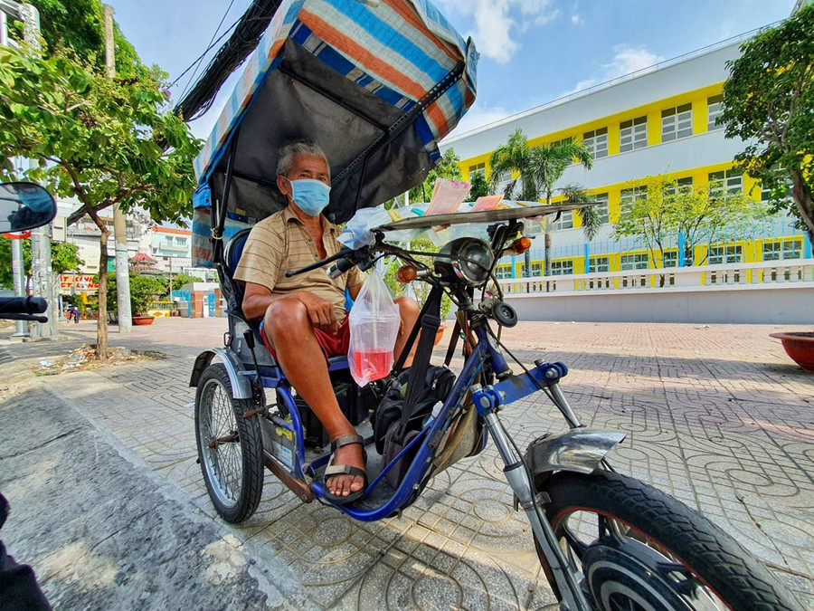 Ông N. mấy ngày nay chỉ lấy chừng 100 tờ vé số nhưng bán cả ngày không hết - ẢNH: BÍCH NGÂN Ông N. mấy ngày nay chỉ lấy chừng 100 tờ vé số nhưng bán cả ngày không hết - ẢNH: BÍCH NGÂN