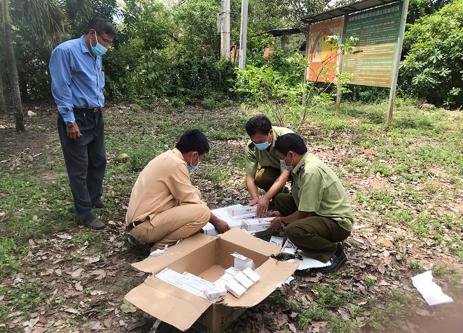  Lực lượng chức năng kiểm đếm số lượng thuốc lá lậu. Ảnh: Vũ Thảo