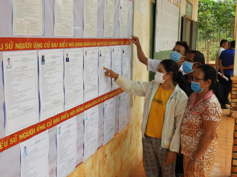  Cử tri làng Rơngol Khóp xã Ia Krêl huyện Đức Cơ xem tiểu sử người ứng cử đại biểu HĐND huyện. Ảnh: Thanh Nhật