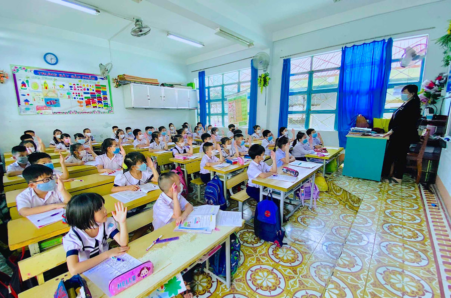 Kết thúc năm học, nhiều học sinh không chỉ đọc thông, viết thạo mà còn khá tự tin làm chủ hoạt động học của chính mình. Ảnh: Hồng Thi