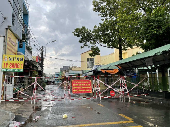 Chợ Hóc Môn bị phong tỏa trước đó do liên quan ca mắc Covid-19 Chợ Hóc Môn bị phong tỏa trước đó do liên quan ca mắc Covid-19