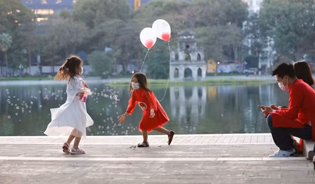 Trẻ em thực hiện quy định đeo khẩu trang nơi công cộng. (Ảnh minh hoạ: Thanh Tùng /TTXVN)