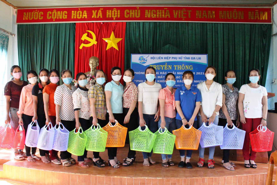Hội LHPN huyện Ia Grai tặng giỏ nhựa đi chợ cho hội viên phụ nữ xã Ia Krai