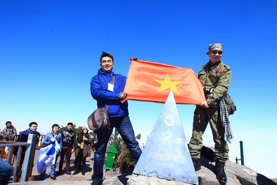 Anh Lê Hồng Quang (phải) – một trong nhưng người “khai sinh” ra đỉnh chóp kim loại trên đỉnh Fansipan