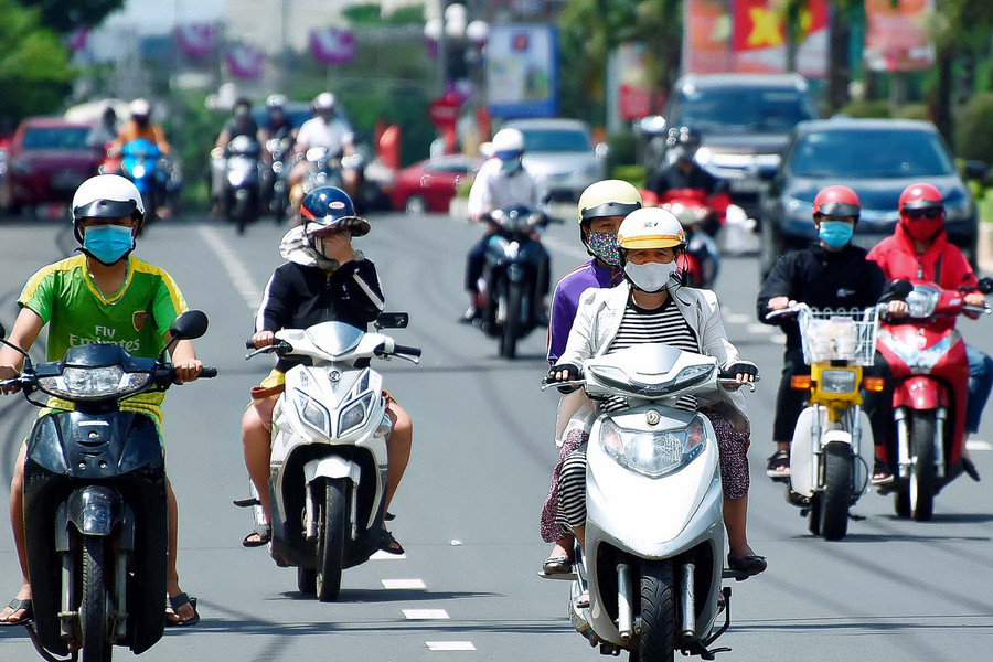 Người dân TP. Pleiku đều chấp hành nghiêm việc đeo khẩu trang khi ra đường.