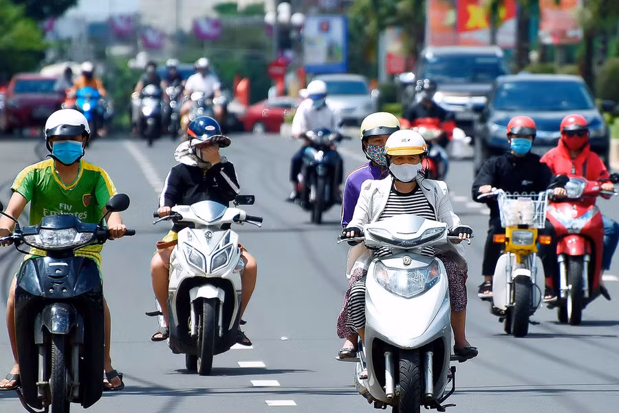 Người dân TP. Pleiku đều chấp hành nghiêm việc đeo khẩu trang khi ra đường.