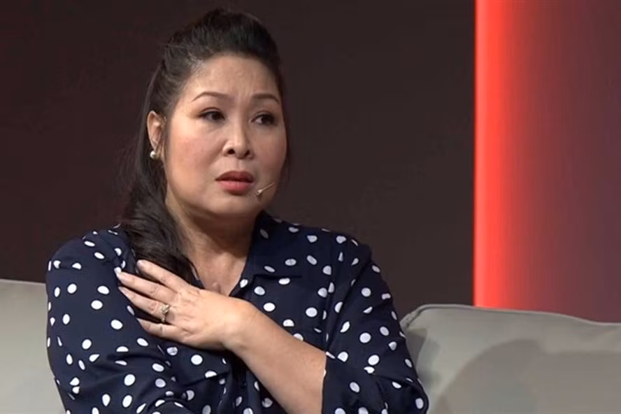 NSND Hồng Vân xin lỗi khán giả. Ảnh: CTCC.