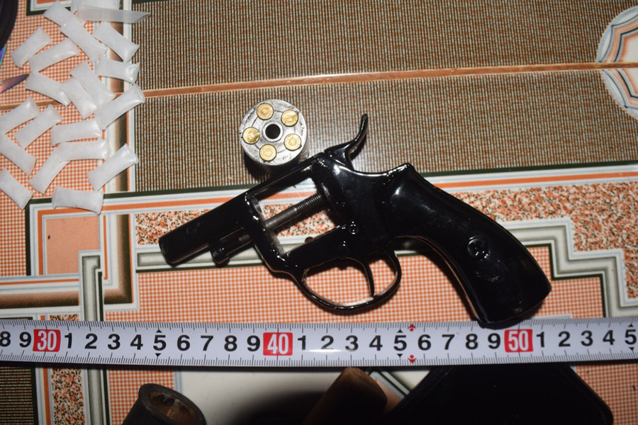  Súng, đạn và ma túy thu giữ tại nhà của Bách. Ảnh: Văn Ngọc 