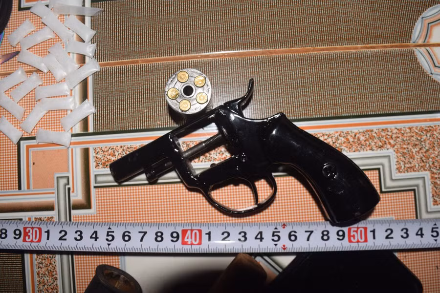  Súng, đạn và ma túy thu giữ tại nhà của Bách. Ảnh: Văn Ngọc 