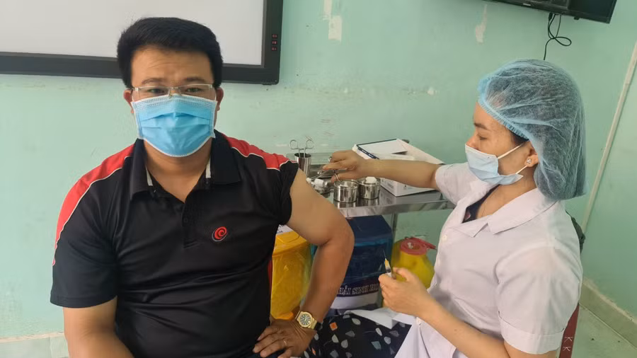 Tiêm vắc xin phòng Covid-19 tại bệnh viện đa khoa tỉnh Đắk Nông. ẢNH: THANH QUÂN