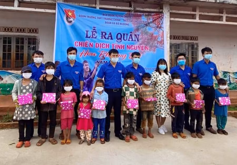 Quang cảnh lễ ra quân chiến dịch tình nguyện 