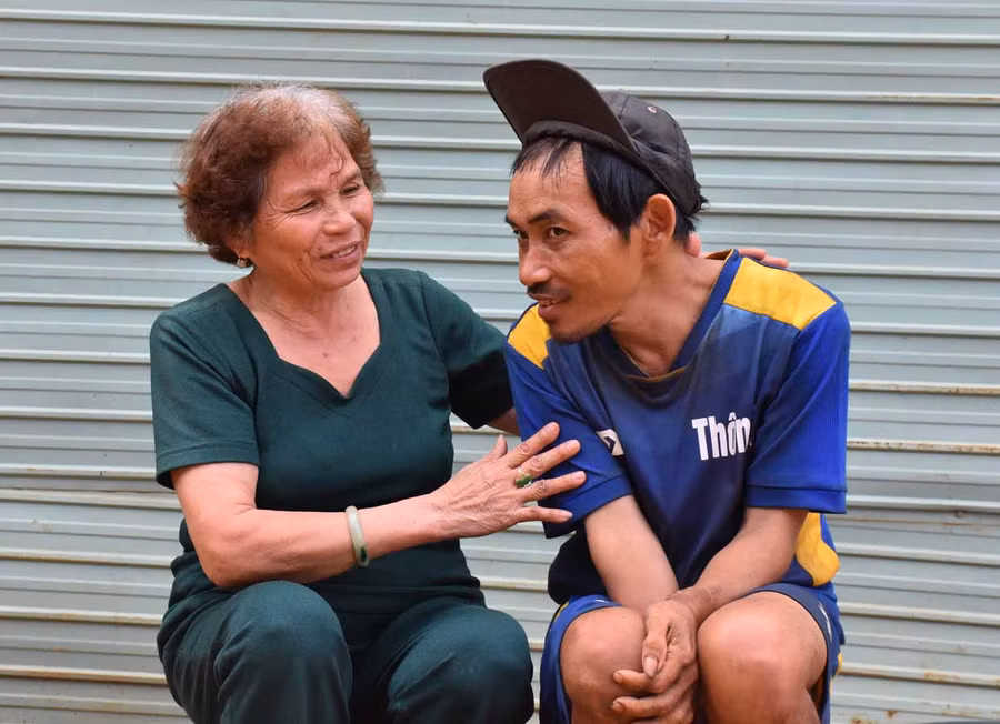 Bà Trần Thị Bì chăm sóc cậu con trai 42 tuổi bị nhiễm chất độc da cam. Ảnh: Trần Dung