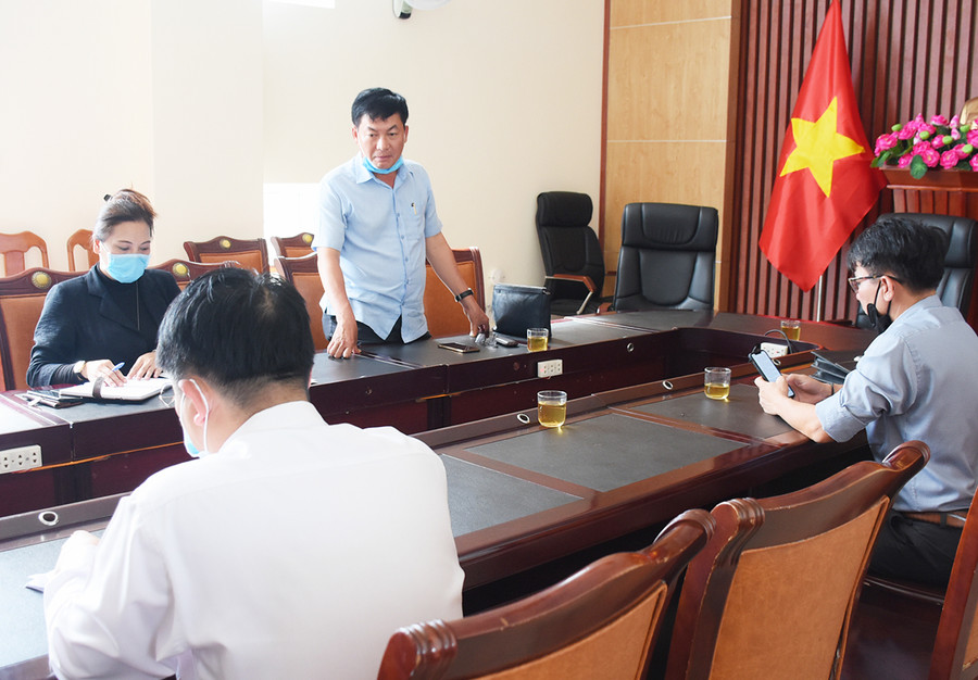  Nhà báo Huỳnh Kiên-Tổng Biên tập Báo Gia Lai phát biểu tại buổi làm việc với lãnh đạo huyện Đak Đoa về công tác phát hành các ấn phẩm Báo Gia Lai trên địa bàn huyện. Ảnh: Minh Nguyễn