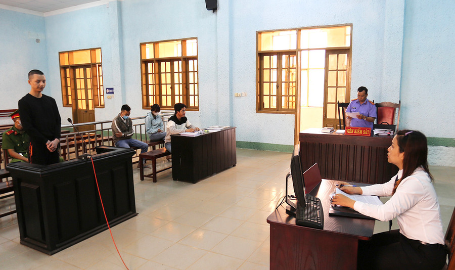 Quang cảnh phiên tòa sơ thẩm. Ảnh: Văn Ngọc  Quang cảnh phiên tòa sơ thẩm. Ảnh: Văn Ngọc