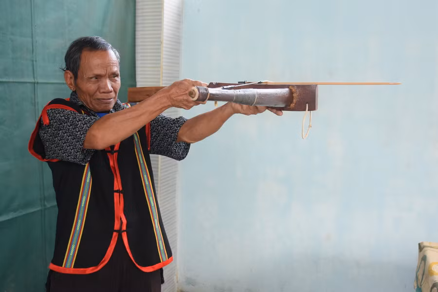 Đã ở tuổi 77 nhưng ông Đinh Bleng (73 Hồ Tùng Mậu, TP. Pleiku) vẫn là xạ thủ giỏi của CLB Bắn nỏ phường Đống Đa. Ảnh: Lam Nguyên