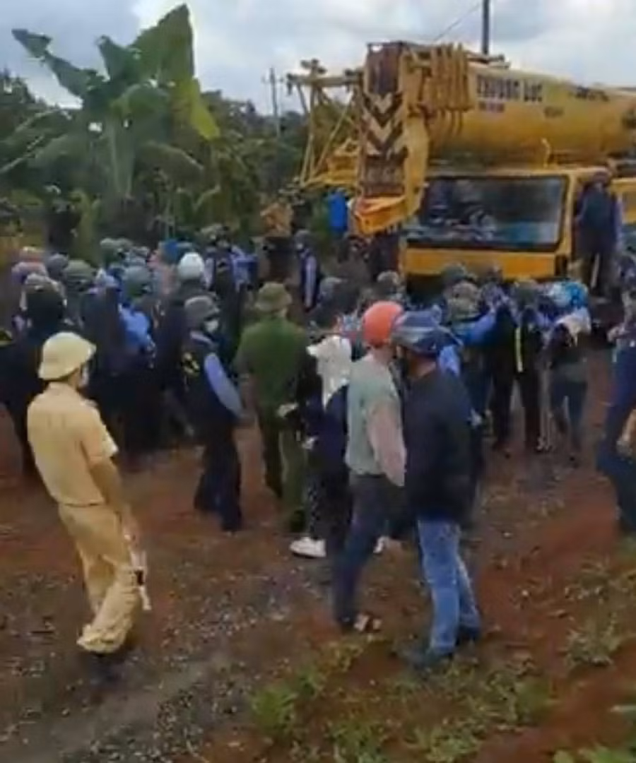 Hình ảnh xô xát, lôi kéo giữa người dân và lực lượng bảo vệ doanh nghiệp