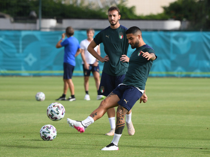 Thầy trò HLV Mancini được xem là ứng viên vô địch nên tỉ lệ chấp Áo 1 trái