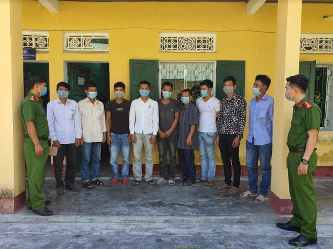 Các đối tượng vi phạm quy định về quản lý, bảo vệ rừng vừa bị bắt giữ. (Ảnh: Việt Anh). Các đối tượng vi phạm quy định về quản lý, bảo vệ rừng vừa bị bắt giữ. (Ảnh: Việt Anh).