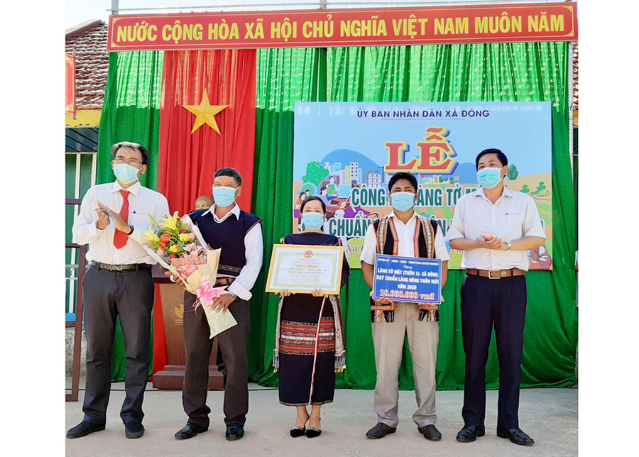 Lãnh đạo UBND huyện Kbang trao quyết định công nhận làng Tờ Mật đạt chuẩn nông thôn mới. Ảnh: Hồng Hạnh Lãnh đạo huyện Kbang trao quyết định công nhận làng đạt chuẩn nông thôn mới. Ảnh: Hồng Hạnh