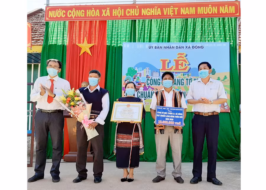  Lãnh đạo huyện Kbang trao quyết định công nhận làng đạt chuẩn nông thôn mới. Ảnh: Hồng Hạnh