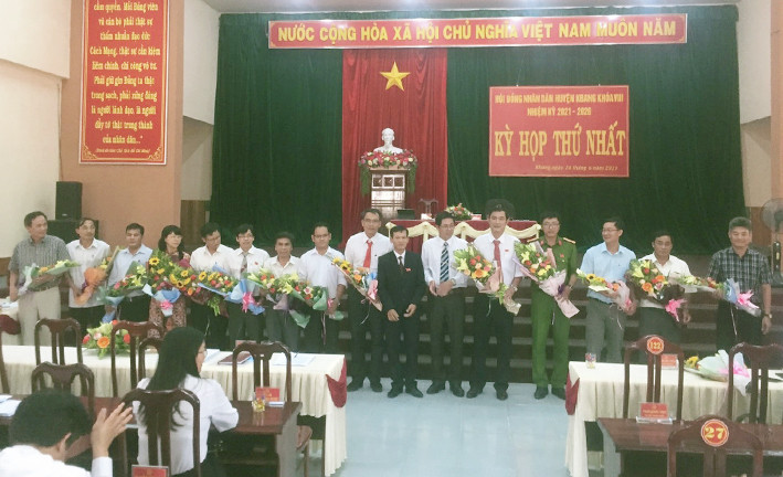 Các đồng chí là Chủ tịch, Phó Chủ tịch, Ủy viên UBND huyện ra mắt nhận nhiệm vụ. Ảnh: Hồng Hạnh Các đồng chí Chủ tịch, Phó Chủ tịch, Ủy viên UBND huyện ra mắt nhận nhiệm vụ. Ảnh: Hồng Hạnh