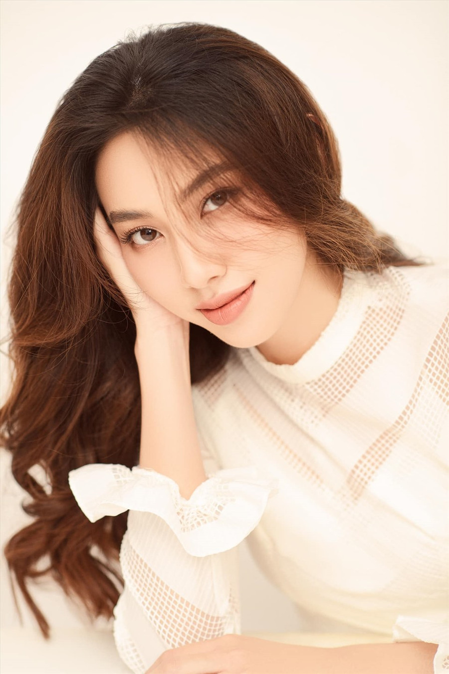 Cái tên thứ 4 được đề cử đó chính là Người đẹp nhân ái Hoa Hậu Việt Nam 2018 - Nguyễn Thúc Thuỳ Tiên. Thuỳ Tiên cũng có kinh nghiệm “chinh chiến” đấu trường quốc tế khi đại diện Việt Nam tham dự Miss International 2019. Ảnh: Sen Vàng.