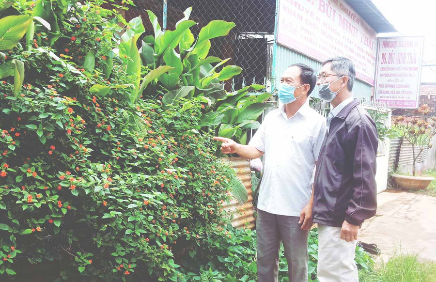Ông Phan Mạnh Hùng (bên trái) nhắc nhở người dân tham gia làm vệ sinh khu phố. Ảnh: Đình Phê Ông Phan Mạnh Hùng (bên trái) nhắc nhở người dân làm vệ sinh khu phố. Ảnh: Đình Phê