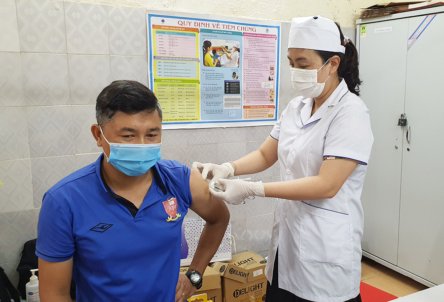 Đội ngũ giáo viên được ưu tiên tiêm đợt này nhằm đảm bảo an toàn phục vụ kỳ thi tốt nghiệp THPT sắp tới. Ảnh: Bá Bính Lực lượng giáo viên được ưu tiên đợt này để đảm bảo an toàn phục vụ kỳ thi tốt nghiệp THPT sắp tới. Ảnh: Bá Bính